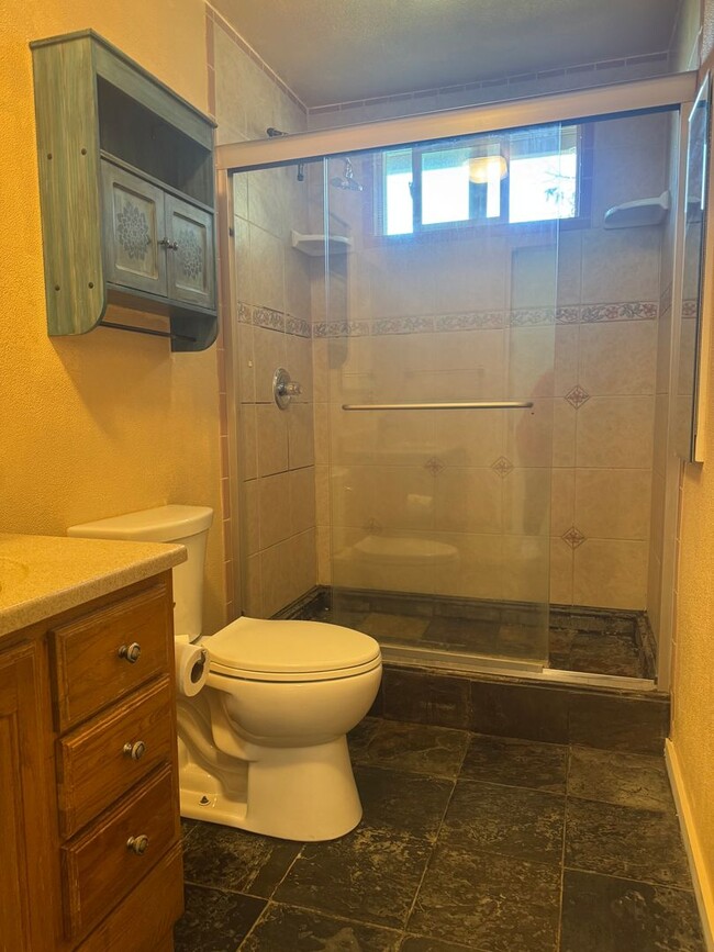 Building Photo - 3/2 Huge Yard and Garage