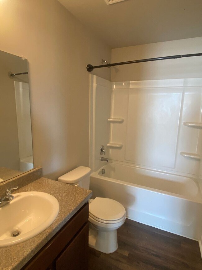 Building Photo - Spacious 3BR/2BA Home with Garage