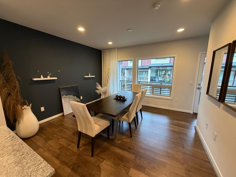 Building Photo - 540 NE Daisy Walk