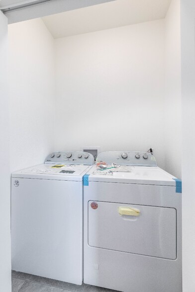 Building Photo - 914 W 19th St