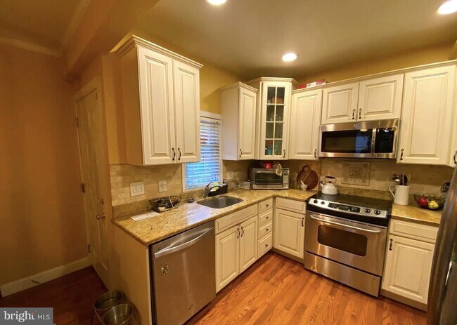 Building Photo - 130 Manton St