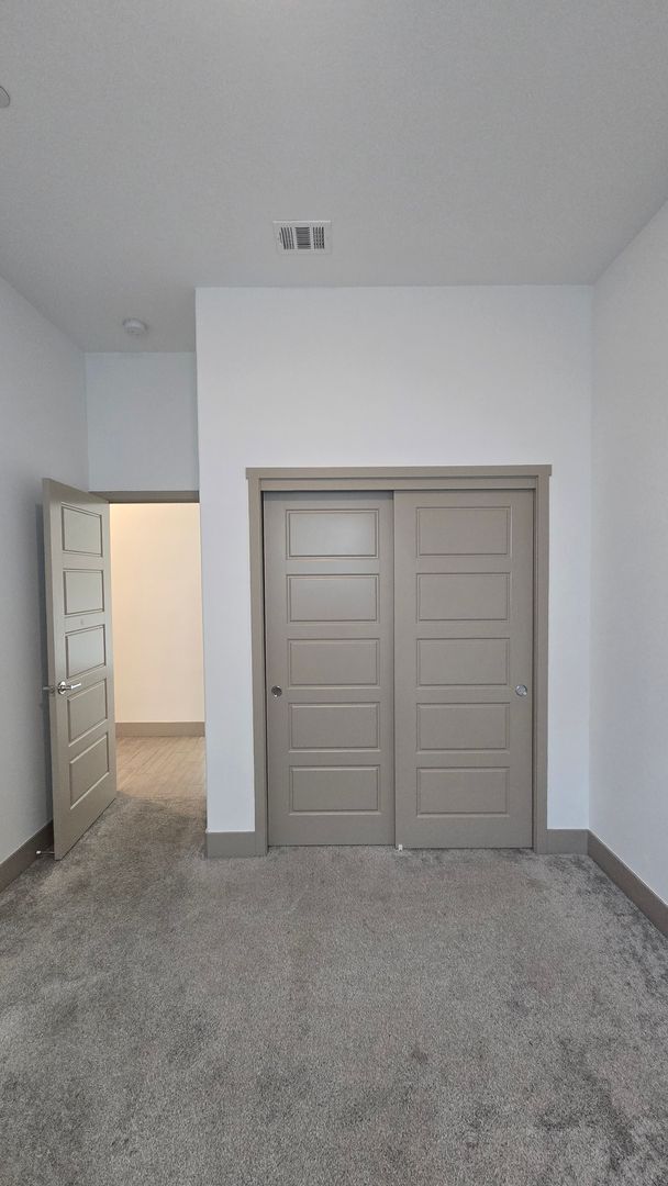 Building Photo - 9405 Parkwood Manor Dr