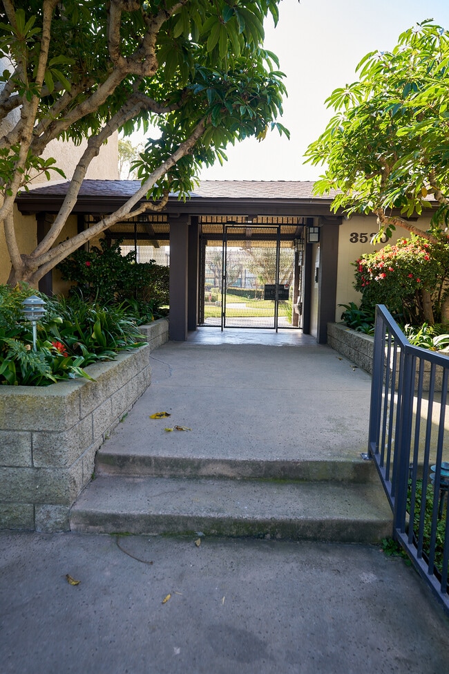 Building Photo - 3520 Maricopa St