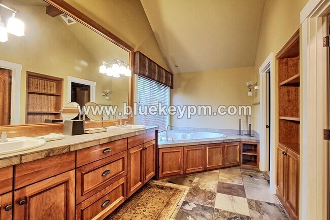 Building Photo - 3 Bed, 2 Bath, 1 Acre Home in Ridgefield, WA