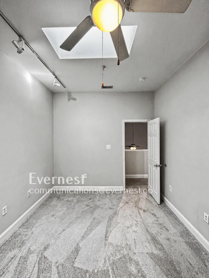 Building Photo - 2418 E Franklin St