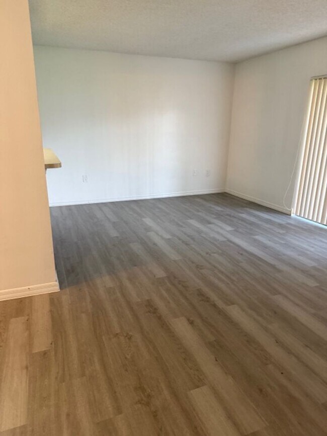 Building Photo - Large One bedroom Condo