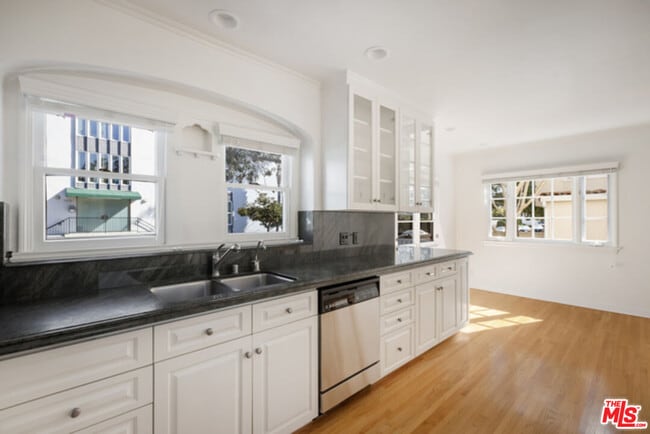 Building Photo - 8664 W Olympic Blvd