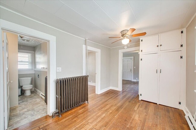 Building Photo - Adorable Guest Cottage in the North End!