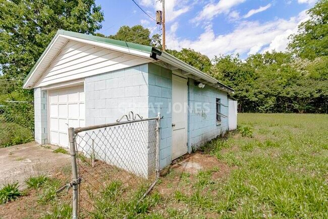Building Photo - NOW OFFERING HALF OFF FIRST FULL MONTH IF ...