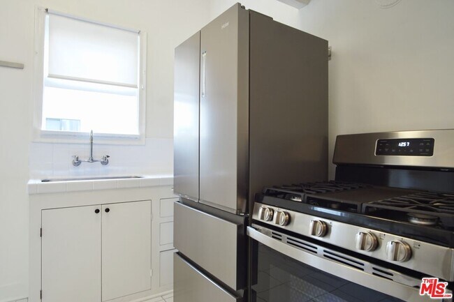 Building Photo - 1532 Rosalia Rd