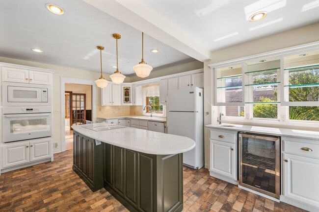 Primary Photo - Charming 3 Bedroom, 2 Bath Home with Abund...