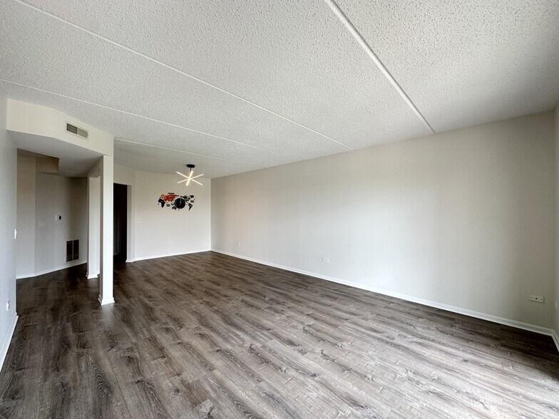 Building Photo - 5555 N Cumberland Ave