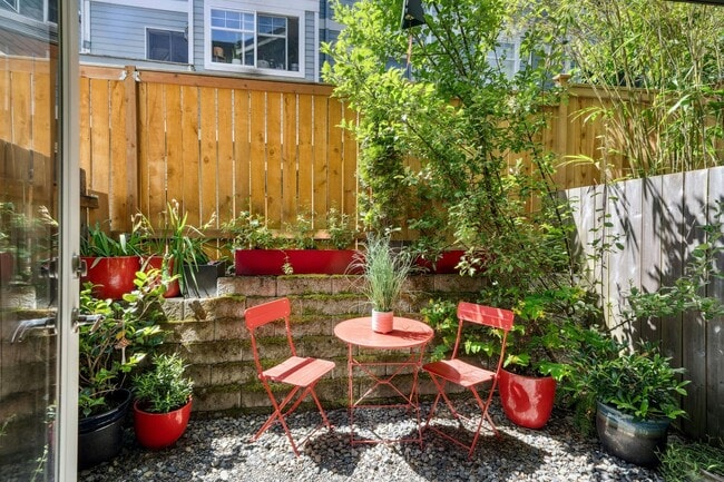 Building Photo - Columbia City Townhome