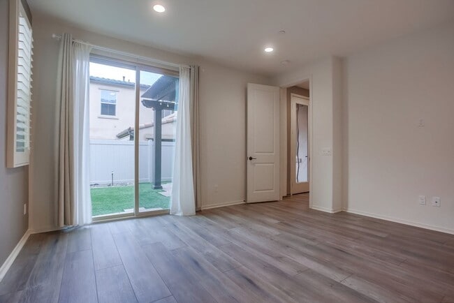 Building Photo - 5 Bedroom Home in Rancho Tesoro!
