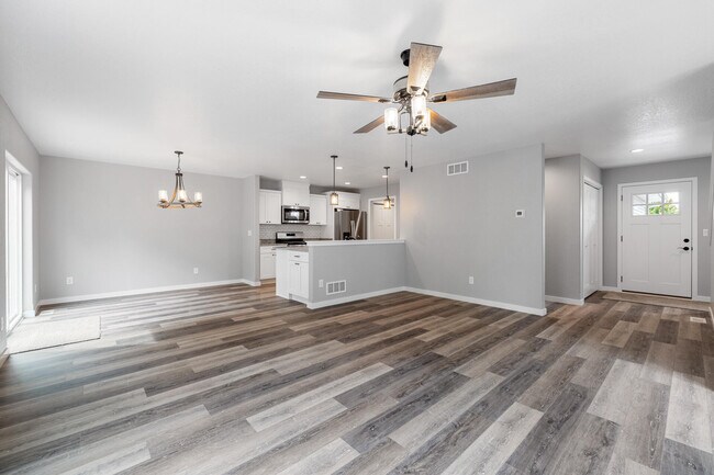 Building Photo - 2103 Daisy Dr