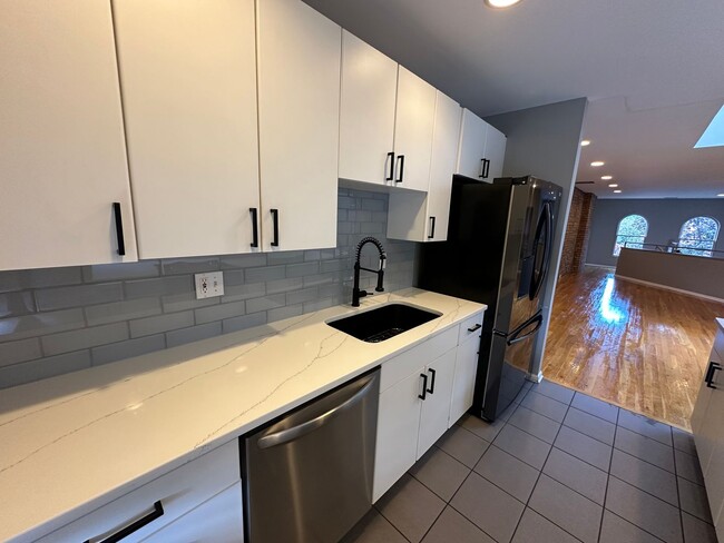 Building Photo - Collins Ave 241-243 MLR