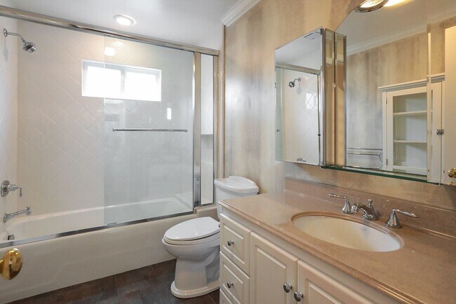 Building Photo - Expansive 6 Bed, 3.5 Bath Executive Home i...