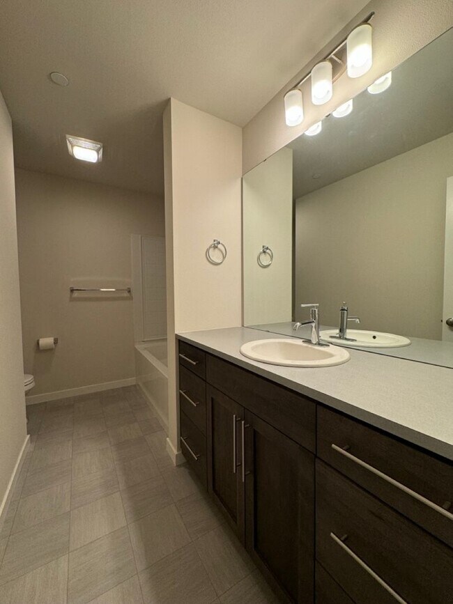 Building Photo - Modern Lynnwood 2BD/2.5BTH Townhome for Lease! Small Pet Friendly!