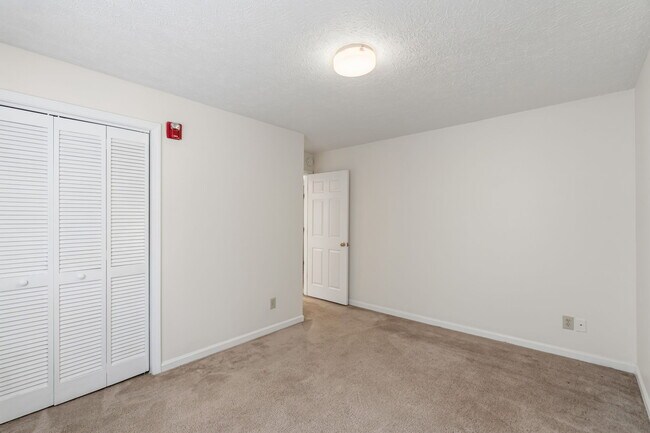 Building Photo - 482 E Red Bud Rd