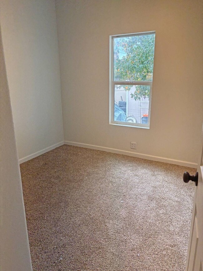 Building Photo - 220 S Elk St