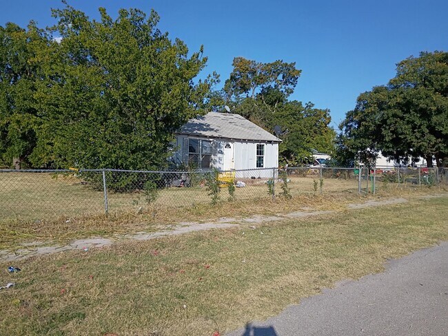 Building Photo - 221 S Central Ave