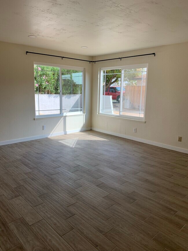 Building Photo - 325 W Howell Ave