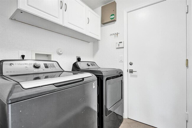 Building Photo - 6305 Willoughby Cir