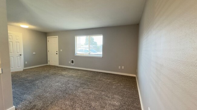 Building Photo - Updated 2 Bedroom Duplex in Hood River Heights