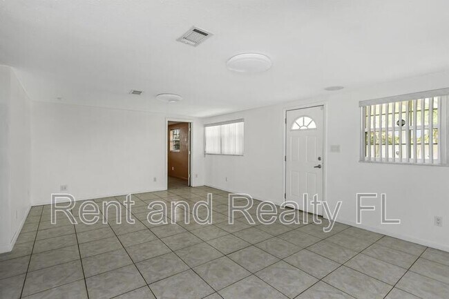 Building Photo - 1805 N Taylor Rd