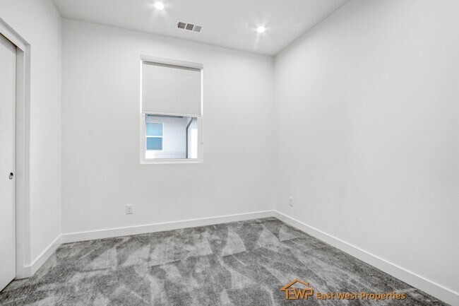 Building Photo - 1302 W Cara Dr