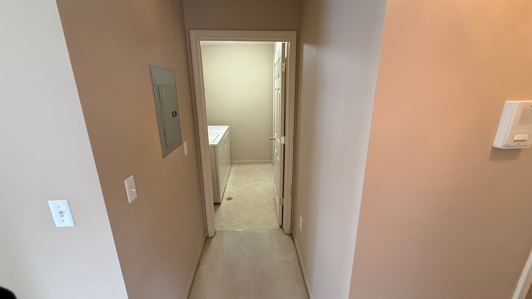 entrance to laundry room - 4200 Chesapeake Cir