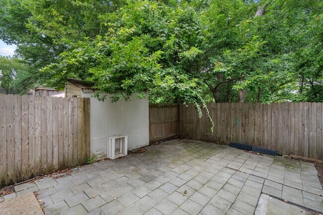 Building Photo - Charming 3-Bedroom Townhome in Virginia Beach.