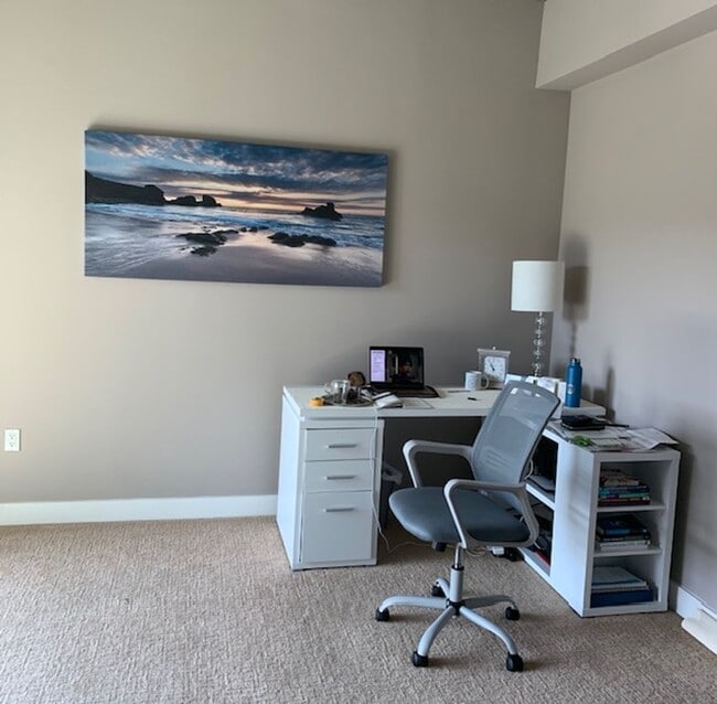 Building Photo - Beautiful Large 2 Bdrm, 2 Ba Condo in Cort...