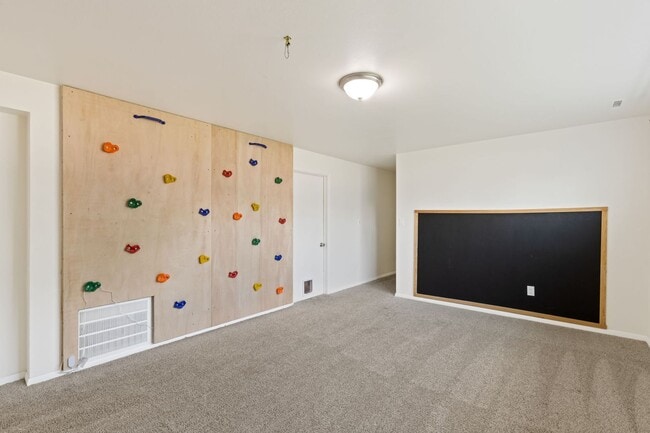 Building Photo - 4 bedroom with large backyard