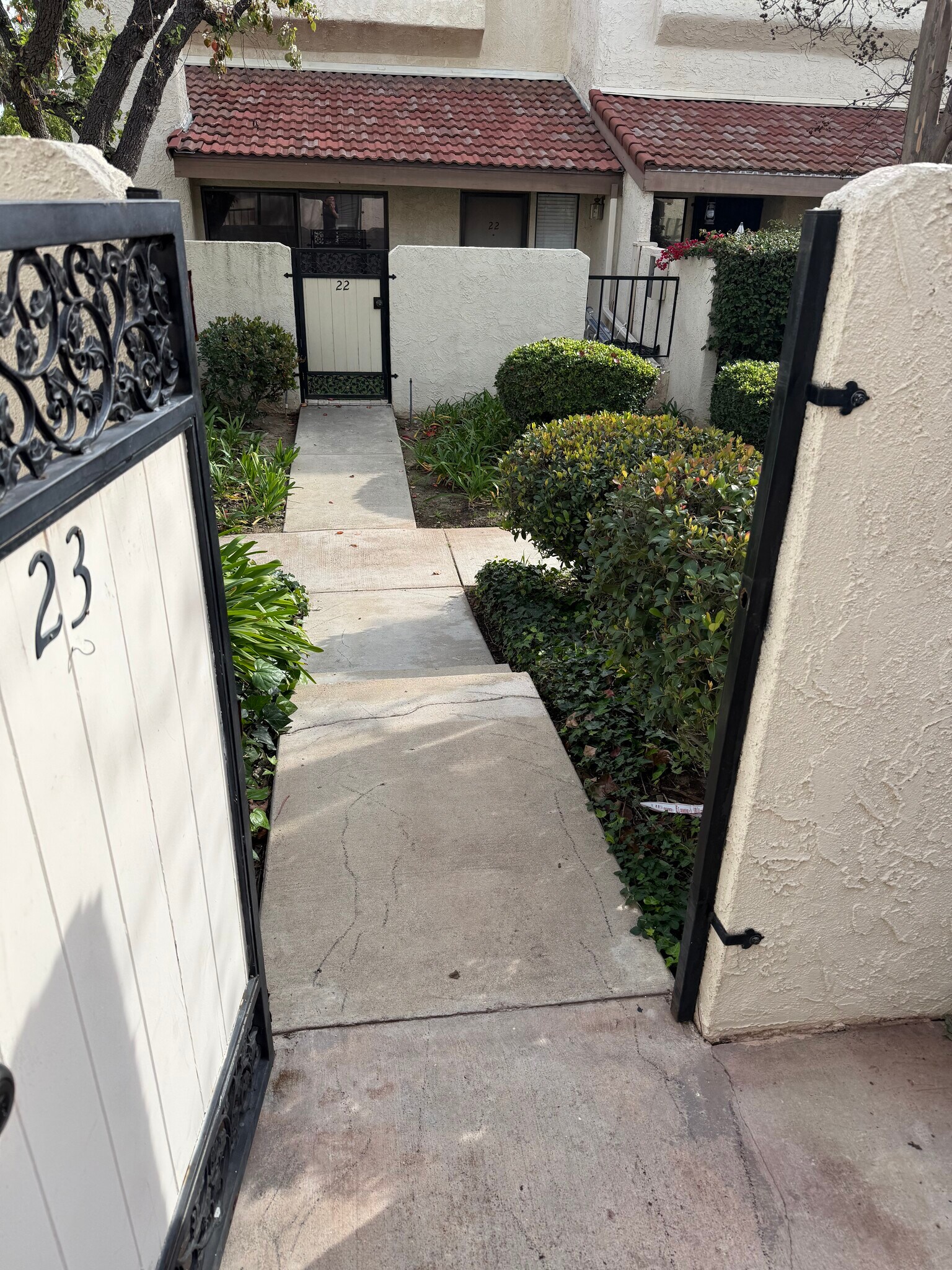 front opening - 6031 Lindley Ave