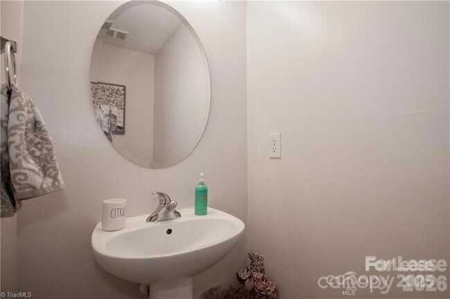 Building Photo - 137 Lynch Cir