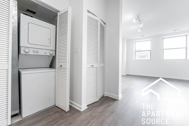 Building Photo - MASSIVE Loft-style condo-quality 3 Bed/2 ba IN UNIT LAUNDRY