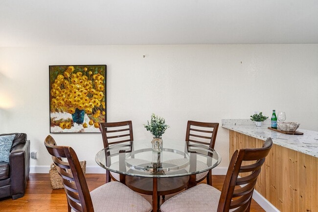 Building Photo - Updated Bellevue Condo in Racquet Club — P...