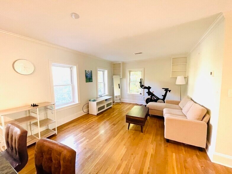 Building Photo - 416 Medford St