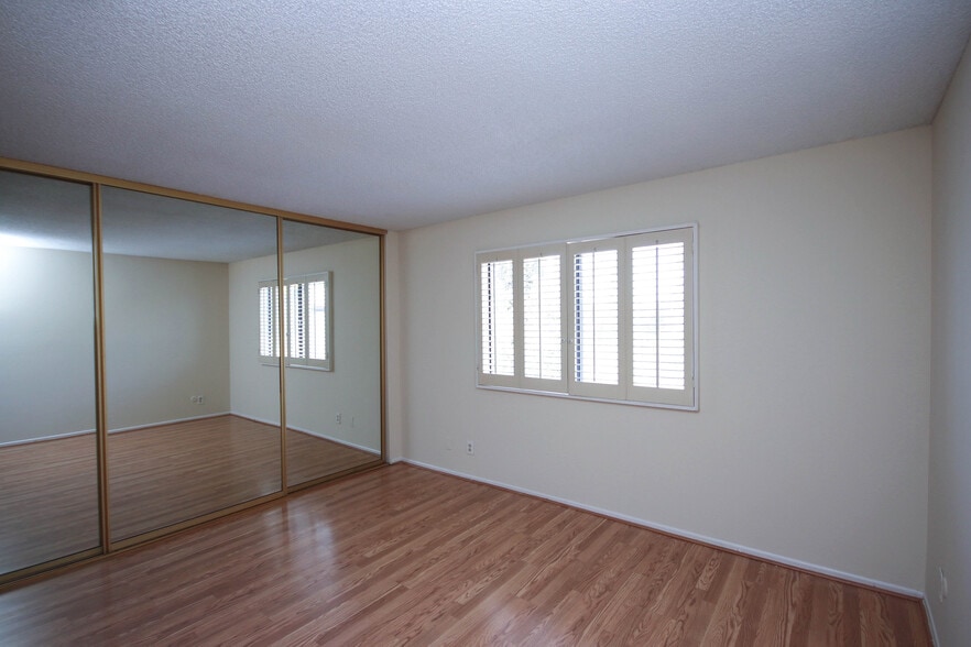 Building Photo - 542 N Orange Grove Blvd