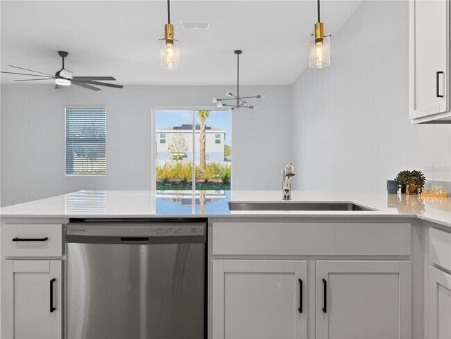 Building Photo - 2735 Skyline Lp