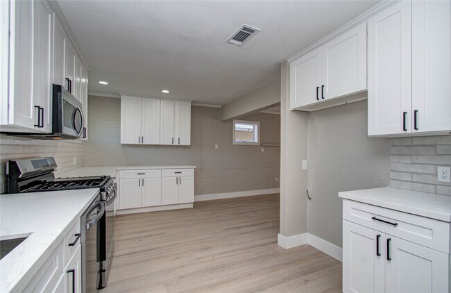 Building Photo - 7918 Bayside Dr