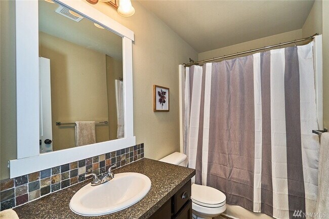 Building Photo - Kent Duplex LOWER Unit with Huge Yard & Private Feel