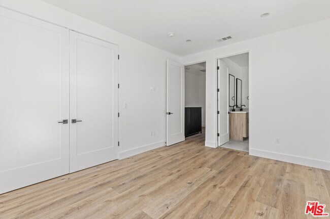 Building Photo - 10917 Hesby St
