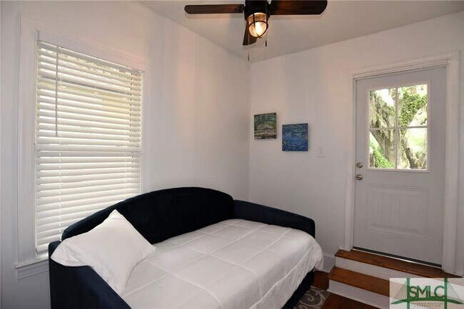 Building Photo - Spacious and fully furnished Victorian beauty