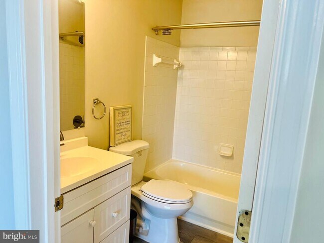 Building Photo - 1049 Gardenview Loop