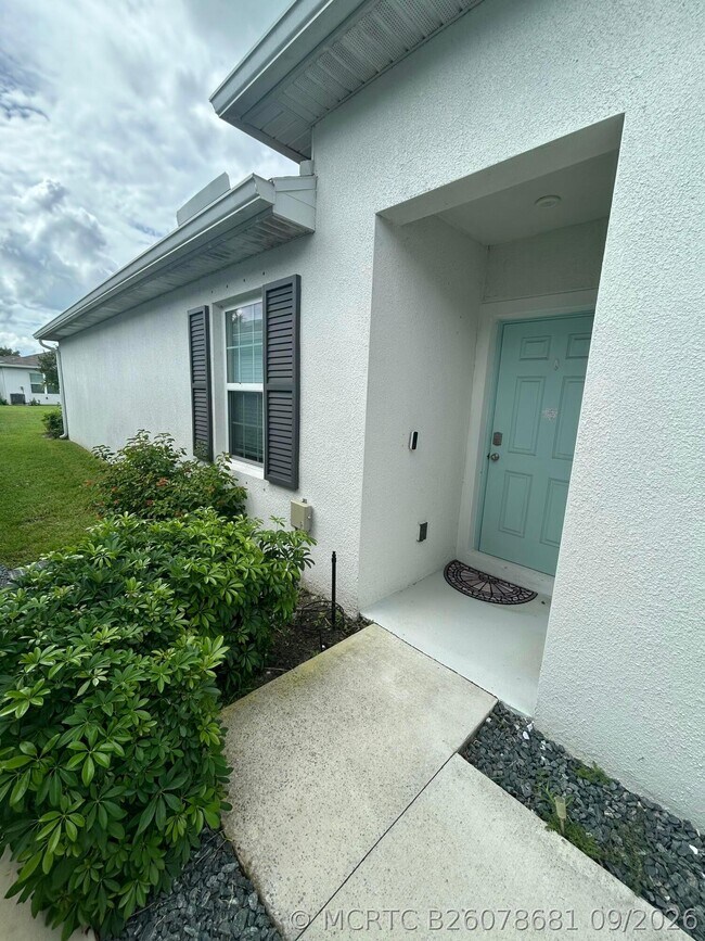 Building Photo - 825 Persimmon Pl