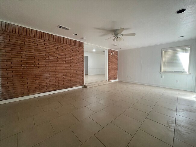 Building Photo - 2015 Wycliffe Dr