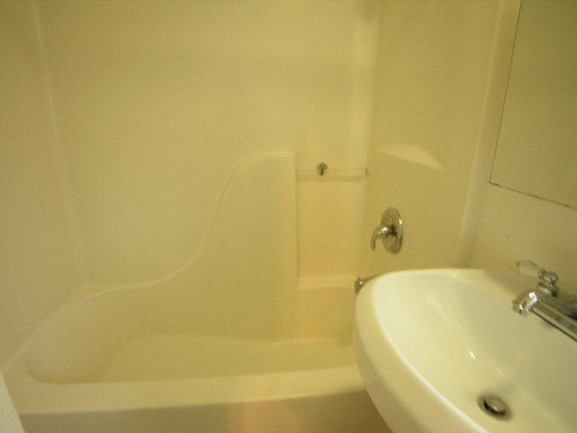 Building Photo - 2 bed 1 bath House Available Now!