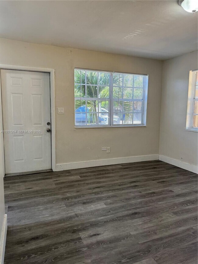 Building Photo - 522 NW 13th Ave